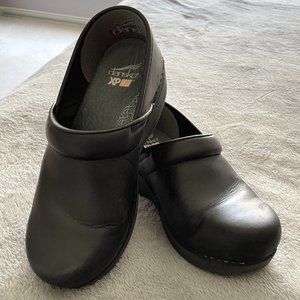 Dansko XP 2.0 Black Waterproof Pull Up Clogs - Size 37 (U.S. 7 women's)